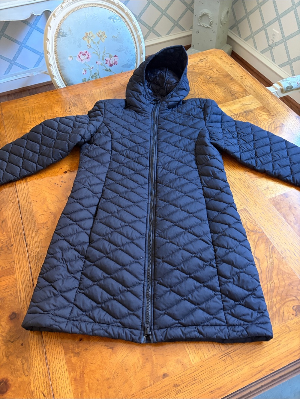 Women's The North Face Black Quilted Hooded Coat. Size small